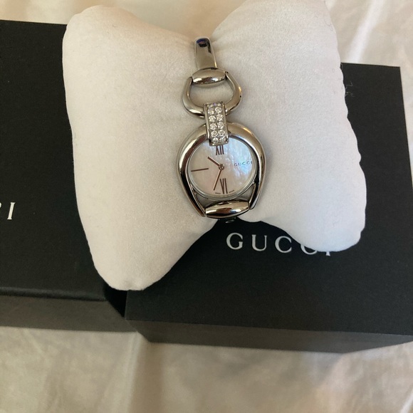 Gucci Horsebit, Mother of Pearl & Diamond Watch ⌚️ - Picture 8 of 13